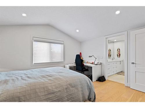 117 Cumberland Drive Nw, Calgary, AB - Indoor Photo Showing Bedroom