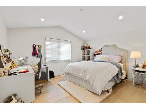 117 Cumberland Drive Nw, Calgary, AB - Indoor Photo Showing Bedroom