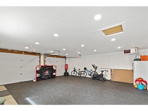 117 Cumberland Drive Nw, Calgary, AB - Indoor Photo Showing Garage