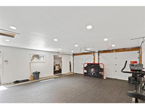 117 Cumberland Drive Nw, Calgary, AB - Indoor Photo Showing Garage