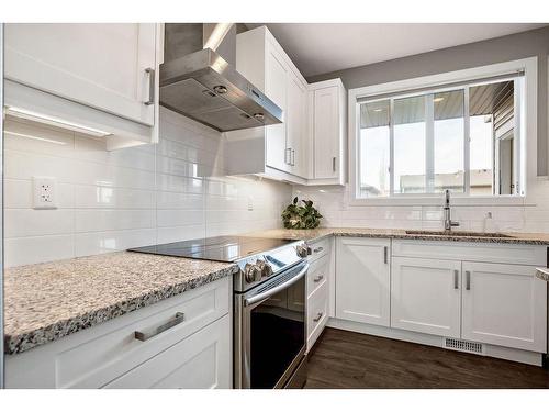 25 Walgrove Plaza Se, Calgary, AB - Indoor Photo Showing Kitchen With Upgraded Kitchen