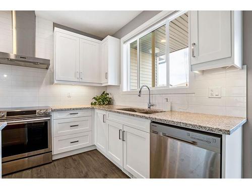 25 Walgrove Plaza Se, Calgary, AB - Indoor Photo Showing Kitchen With Double Sink With Upgraded Kitchen