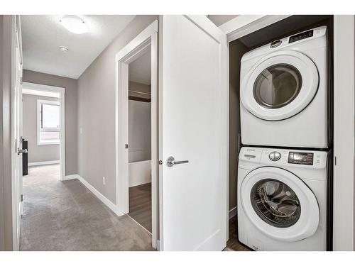 25 Walgrove Plaza Se, Calgary, AB - Indoor Photo Showing Laundry Room