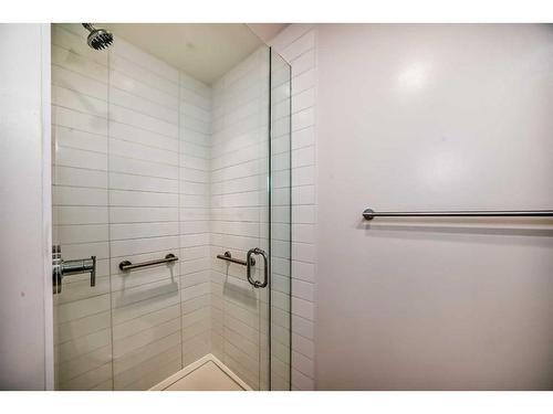 2502-1118 12Th Avenue Sw, Calgary, AB - Indoor Photo Showing Bathroom