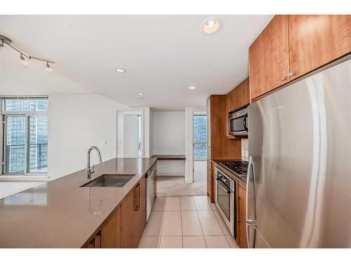 2502-1118 12Th Avenue Sw, Calgary, AB - Indoor Photo Showing Kitchen With Upgraded Kitchen