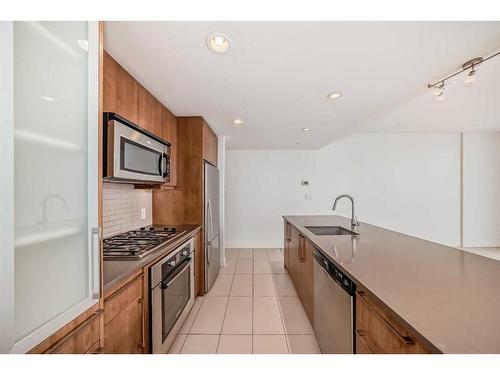 2502-1118 12Th Avenue Sw, Calgary, AB - Indoor Photo Showing Kitchen With Upgraded Kitchen