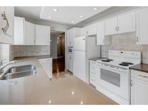 49 Confederation Villas Nw, Calgary, AB - Indoor Photo Showing Kitchen With Double Sink
