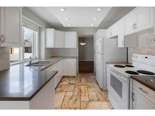 49 Confederation Villas Nw, Calgary, AB - Indoor Photo Showing Kitchen With Double Sink