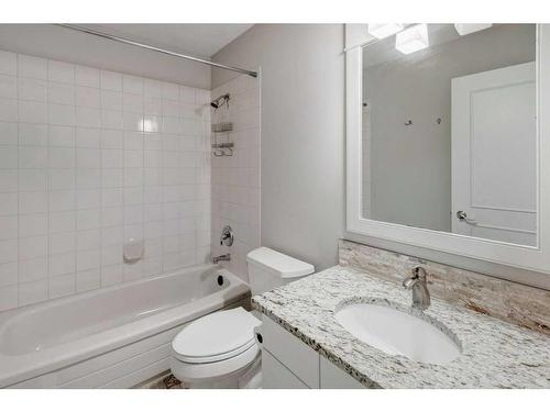 49 Confederation Villas Nw, Calgary, AB - Indoor Photo Showing Bathroom