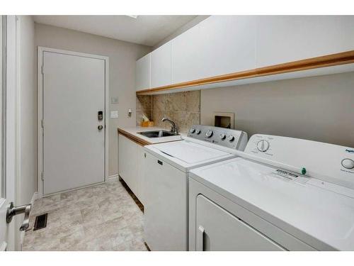 49 Confederation Villas Nw, Calgary, AB - Indoor Photo Showing Laundry Room