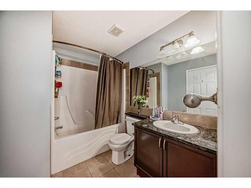250 Cougar Plateau Mews Sw, Calgary, AB - Indoor Photo Showing Bathroom