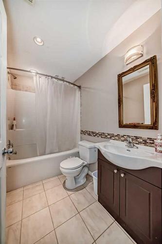 250 Cougar Plateau Mews Sw, Calgary, AB - Indoor Photo Showing Bathroom