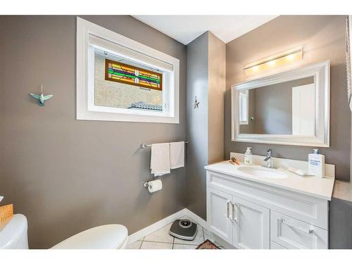 197 Scenic Hill Close Nw, Calgary, AB - Indoor Photo Showing Bathroom
