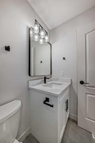 4 Valley Crest Gardens Nw, Calgary, AB - Indoor Photo Showing Bathroom