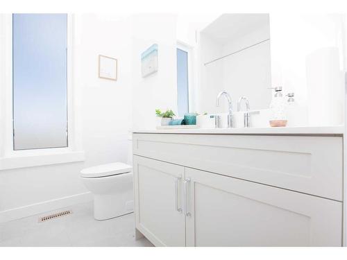 4-1374 Scarlett Ranch Boulevard, Carstairs, AB - Indoor Photo Showing Bathroom