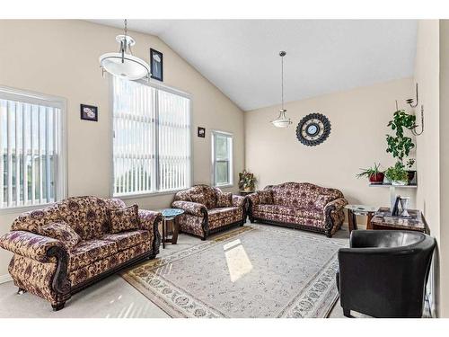 137 Copperleaf Bay Se, Calgary, AB - Indoor Photo Showing Living Room