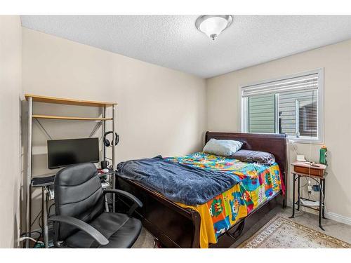 137 Copperleaf Bay Se, Calgary, AB - Indoor Photo Showing Bedroom