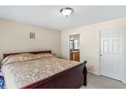 137 Copperleaf Bay Se, Calgary, AB - Indoor Photo Showing Bedroom