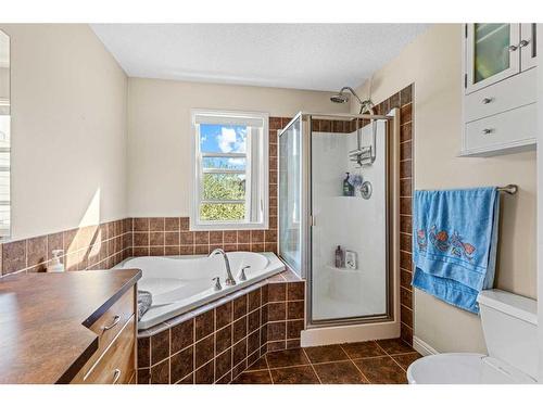137 Copperleaf Bay Se, Calgary, AB - Indoor Photo Showing Bathroom