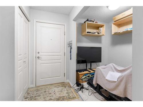 321-5115 Richard Road Sw, Calgary, AB - Indoor Photo Showing Other Room