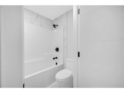 184 Sandpiper Landing, Chestermere, AB - Indoor Photo Showing Bathroom