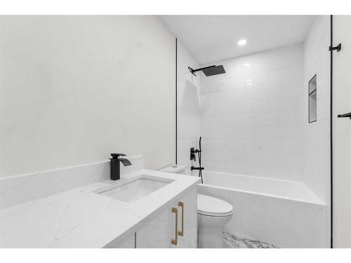 382 Maitland Hill Ne, Calgary, AB - Indoor Photo Showing Bathroom