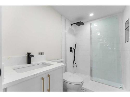 382 Maitland Hill Ne, Calgary, AB - Indoor Photo Showing Bathroom