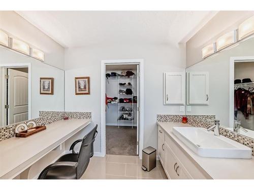 17 Riviera Place, Cochrane, AB - Indoor Photo Showing Bathroom