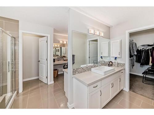 17 Riviera Place, Cochrane, AB - Indoor Photo Showing Bathroom