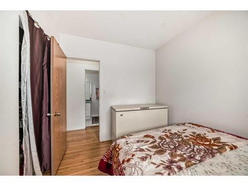 2239 43 Street Se, Calgary, AB - Indoor Photo Showing Bedroom