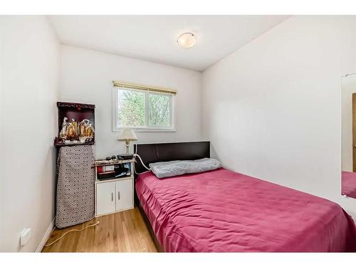 2239 43 Street Se, Calgary, AB - Indoor Photo Showing Bedroom