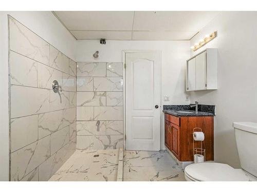 2925 Signal Hill Heights Sw, Calgary, AB - Indoor Photo Showing Bathroom