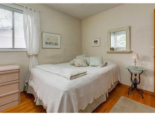 3120 10 Street Nw, Calgary, AB - Indoor Photo Showing Bedroom