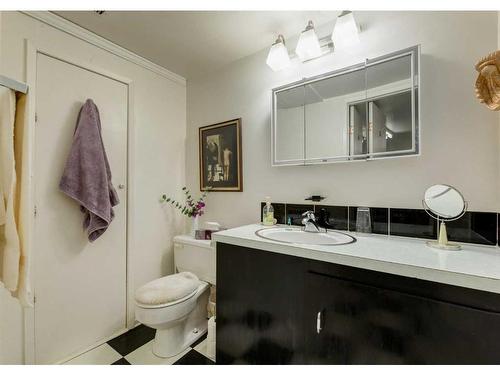 3120 10 Street Nw, Calgary, AB - Indoor Photo Showing Bathroom