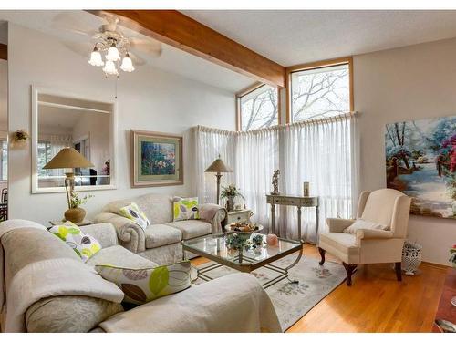 3120 10 Street Nw, Calgary, AB - Indoor Photo Showing Living Room