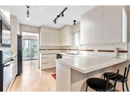 1605 11 Avenue Nw, Calgary, AB - Indoor Photo Showing Kitchen