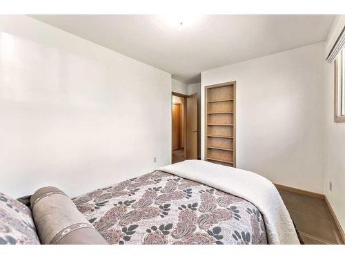 1605 11 Avenue Nw, Calgary, AB - Indoor Photo Showing Bedroom