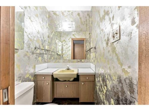 1605 11 Avenue Nw, Calgary, AB - Indoor Photo Showing Bathroom