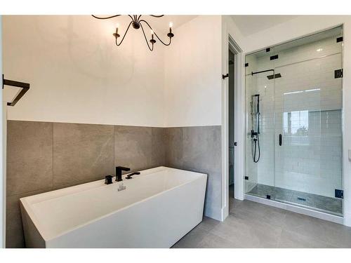 2607 35 Street Sw, Calgary, AB - Indoor Photo Showing Bathroom