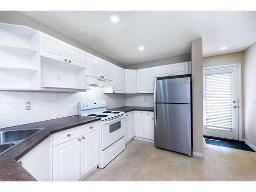 319 Coral Cove Ne, Calgary, AB - Indoor Photo Showing Kitchen