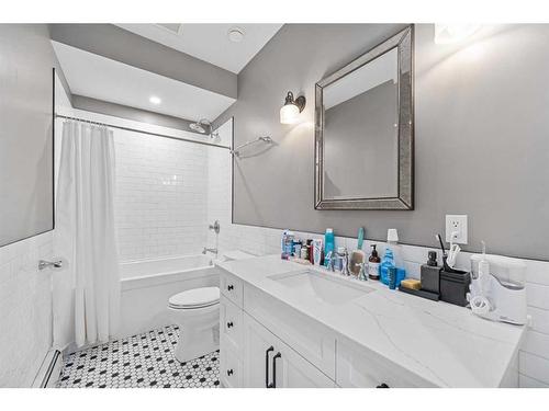 4-232 20 Avenue, Calgary, AB - Indoor Photo Showing Bathroom