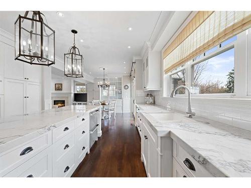 4244 Britannia Drive Sw, Calgary, AB - Indoor Photo Showing Kitchen With Upgraded Kitchen