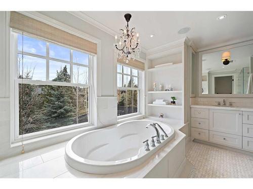 4244 Britannia Drive Sw, Calgary, AB - Indoor Photo Showing Bathroom