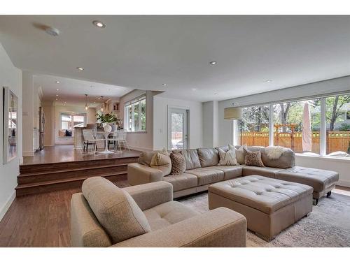 18 Varston Place Nw, Calgary, AB - Indoor Photo Showing Living Room