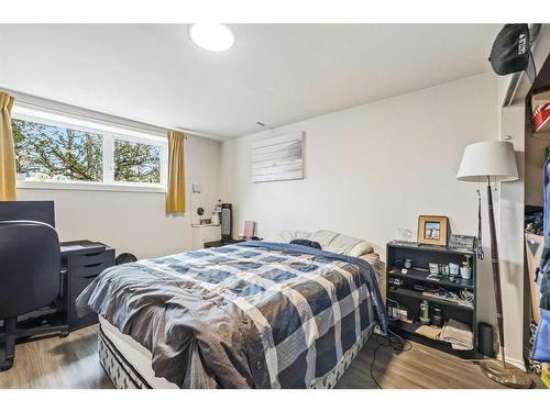 6227 19 Street Se, Calgary, AB - Indoor Photo Showing Bedroom