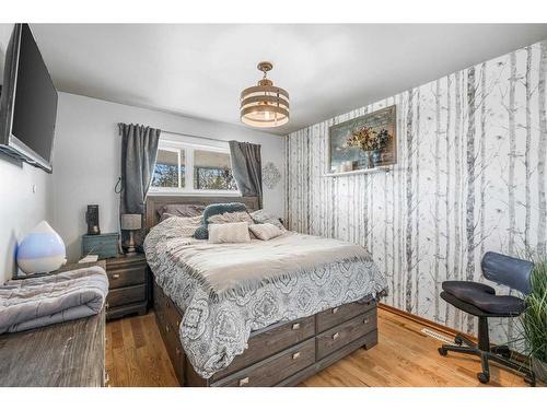 6227 19 Street Se, Calgary, AB - Indoor Photo Showing Bedroom