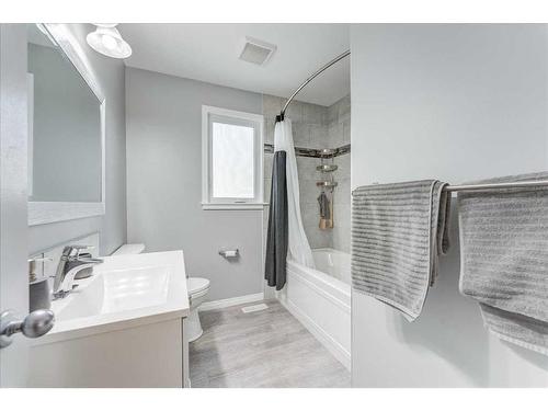 232 Manora Road Ne, Calgary, AB - Indoor Photo Showing Bathroom