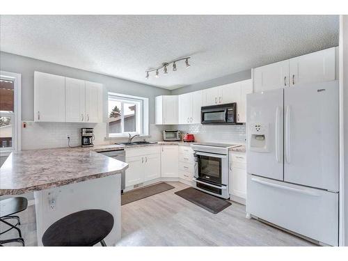 232 Manora Road Ne, Calgary, AB - Indoor Photo Showing Kitchen