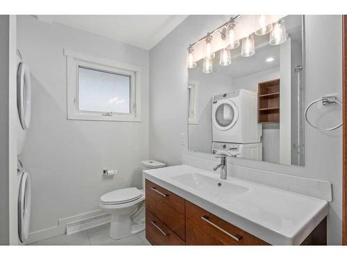 422 Hendon Drive Nw, Calgary, AB - Indoor Photo Showing Bathroom