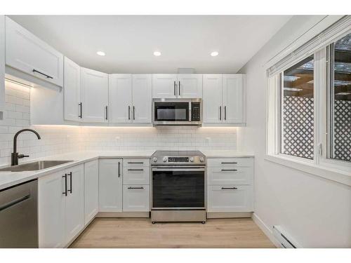 422 Hendon Drive Nw, Calgary, AB - Indoor Photo Showing Kitchen With Upgraded Kitchen